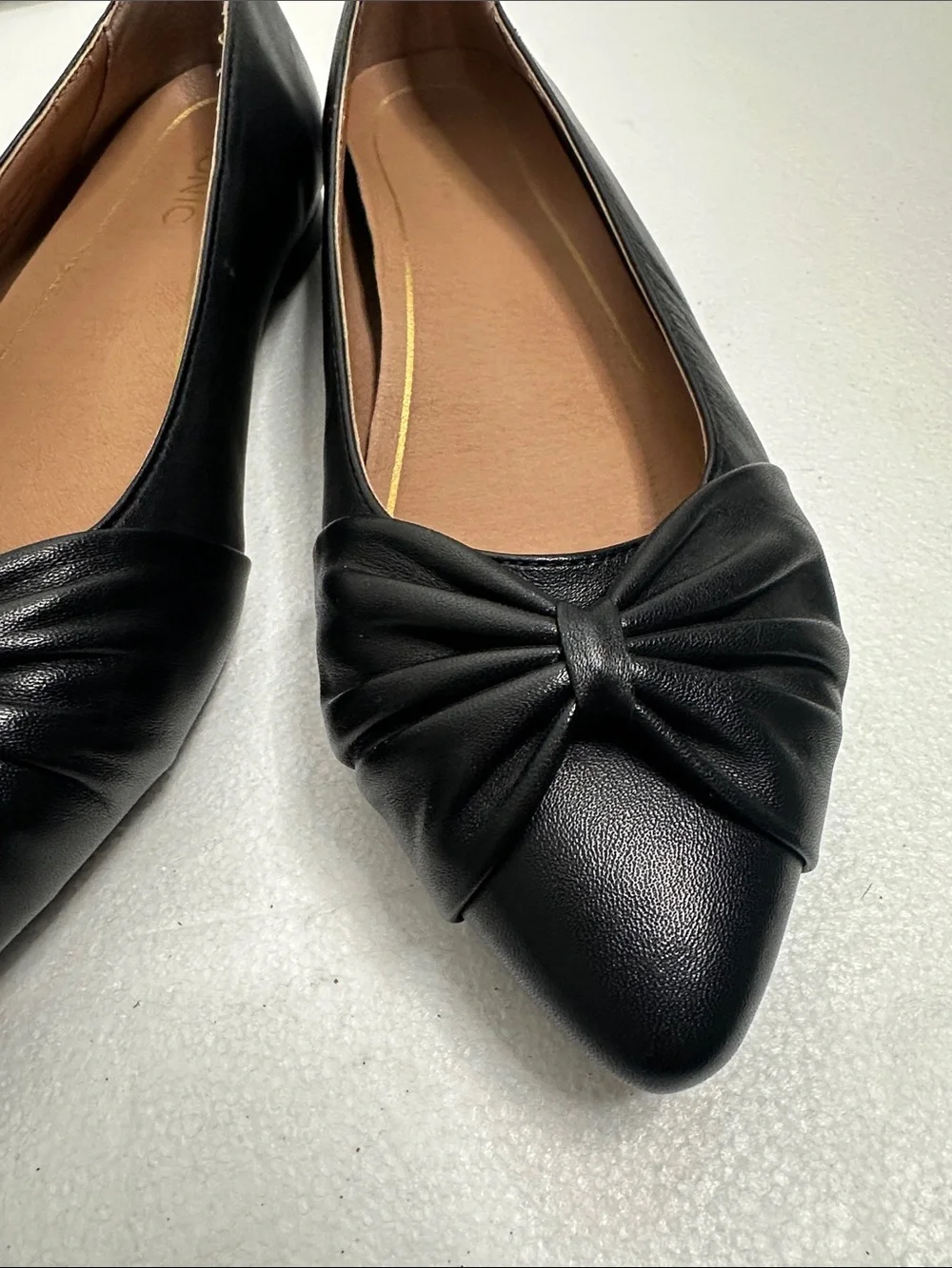Vionic Black Pointed Toe Bow leather Ballet Flats - Women size 9 comfy office